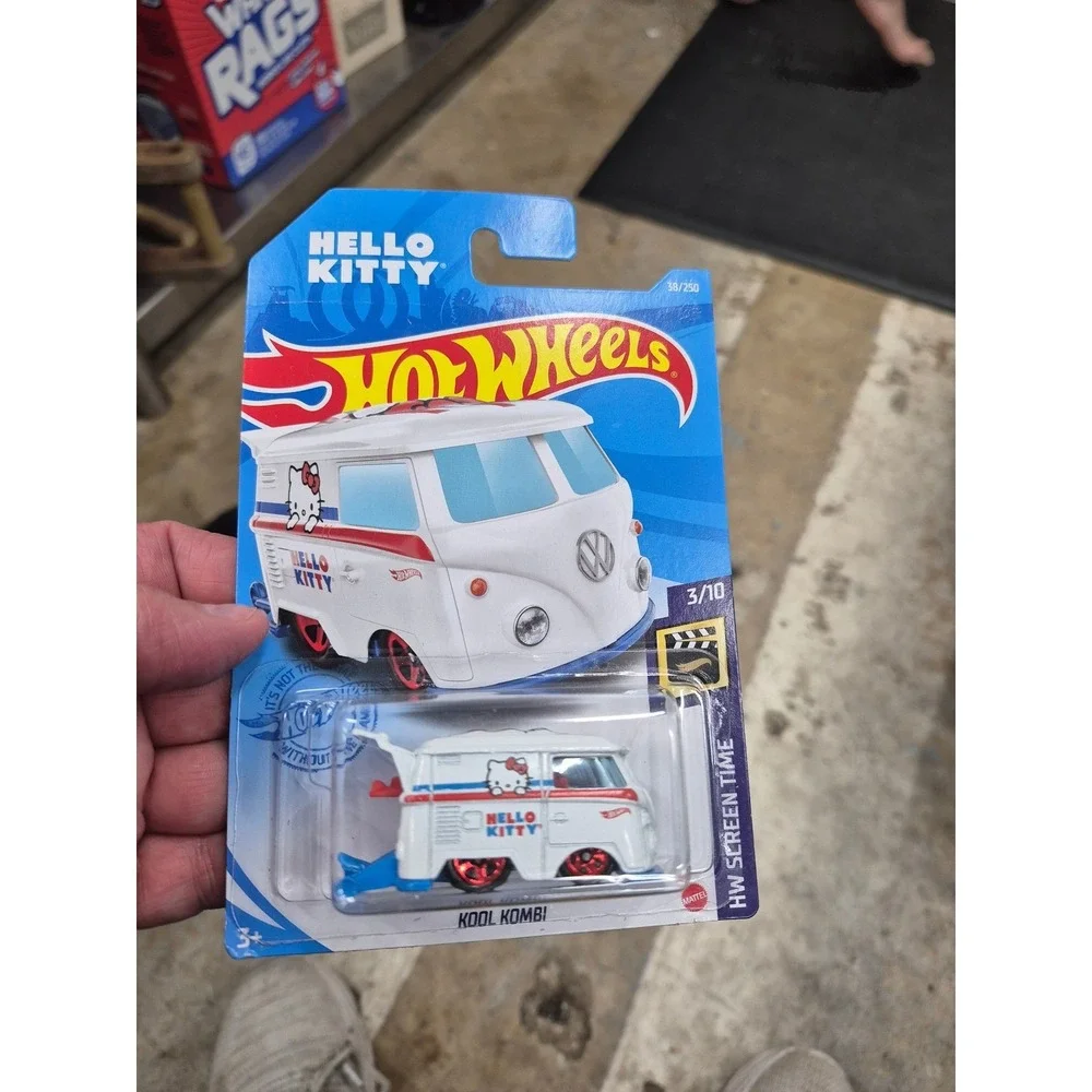 Hot Wheels Hello Kitty Kool Kombi HW Screen‎ Time 3/10 Diecast Car 18/250